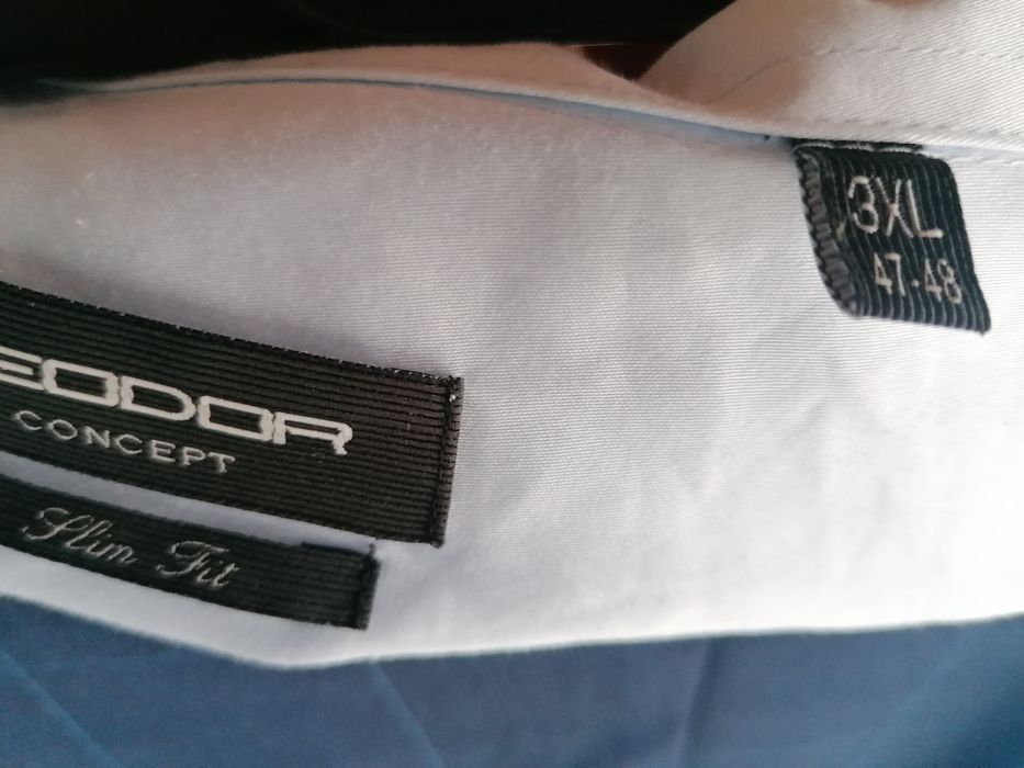 Костюм, риза и вратовръзка.