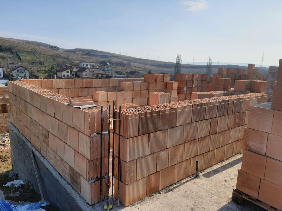 Echipa Executam / Construim Case la Rosu !