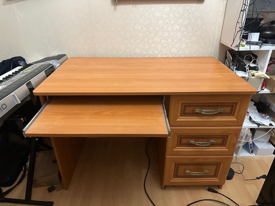 Продам письменный компьютерный стол