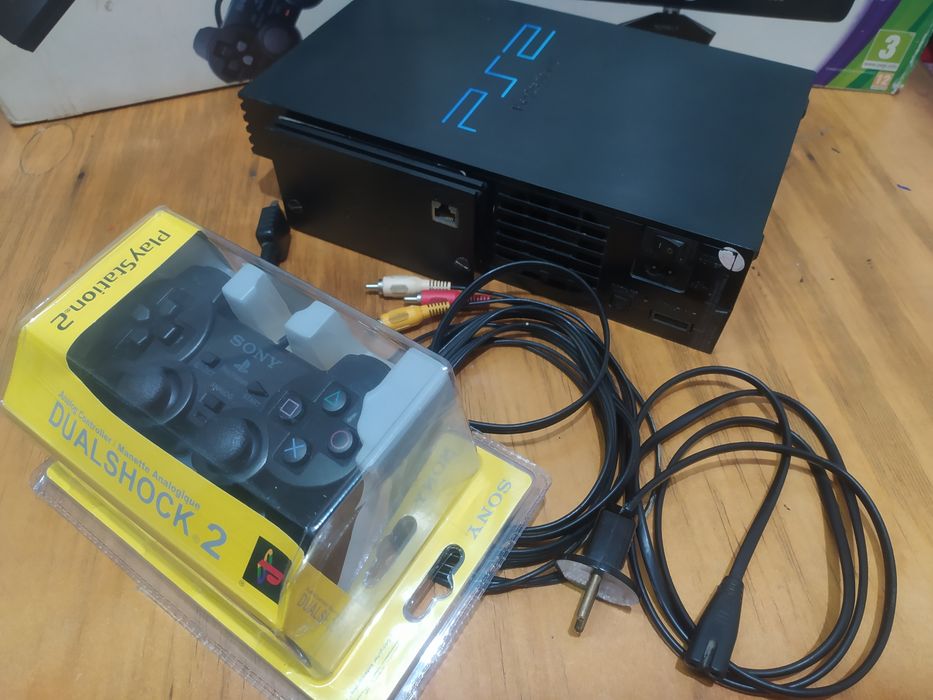 PlayStation 2 fat hardligi srochni sotiladi