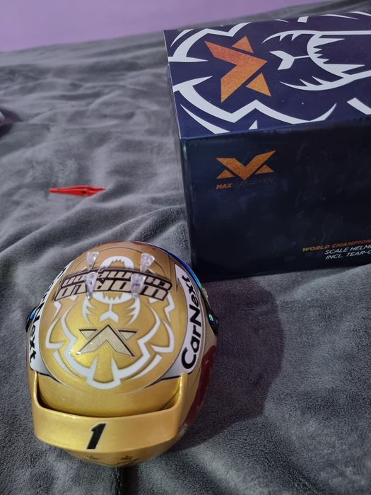 Max verstappen  1:2 world champion helmet 2022 schuberth
