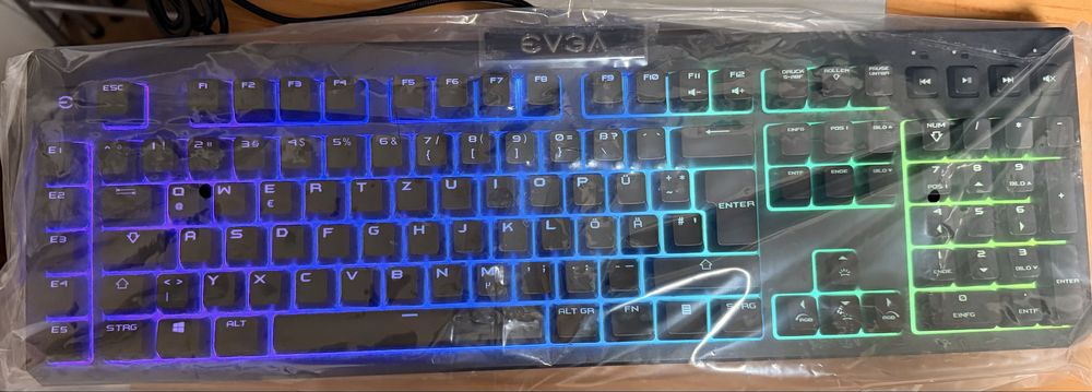 Tastatură Gaming RGB EVGA Z12 - Nouă la cutie (Layout QWERTZ)
