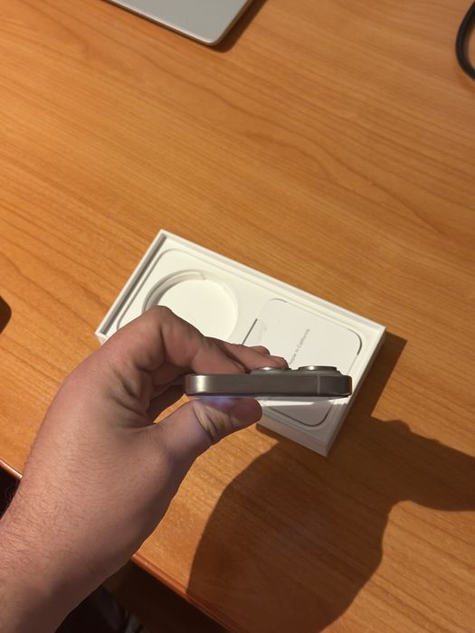 Iphone 15 Pro,cititi descrierea.