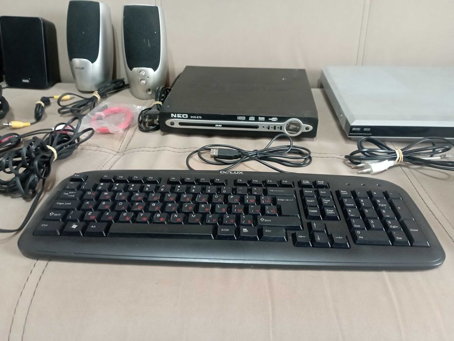 Лот DVD клавиатура кабели адаптор тонколони