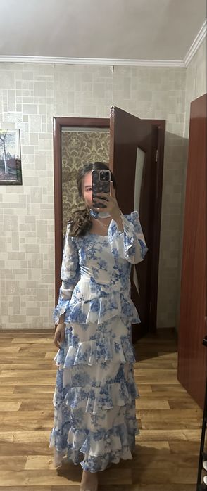 Нарядное платье в отличном состоянии