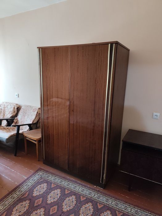 Продам из дома шкафы и кровати,каждую по 350 тс