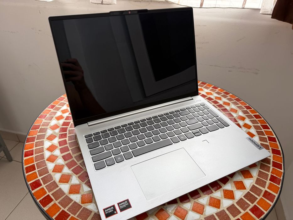 Near-Mint Lenovo IdeaPad Slim 5 | Ryzen 5 8645HS | 16GB RAM | 1TB SSD | Radeon 760M | OLED Display