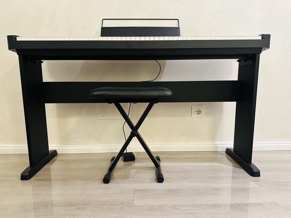 Van Pian Casio aproape nou cu scaun inclus