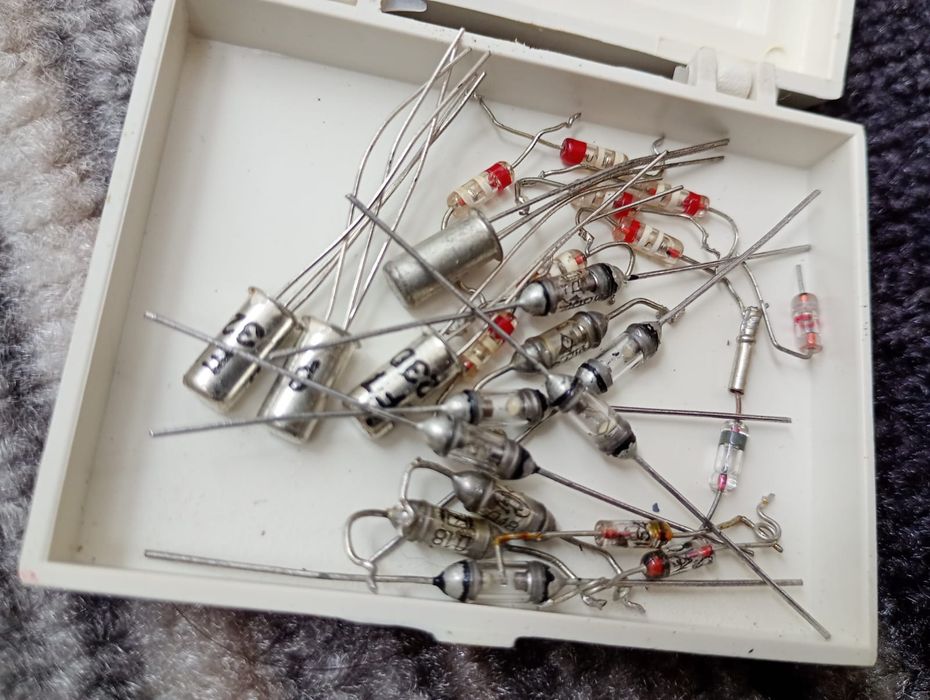 Detector cu galena, diode, tranzistori germaniu, căști telegrafie