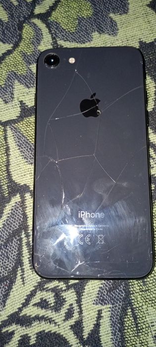 iPhone 8 negru puțin spart