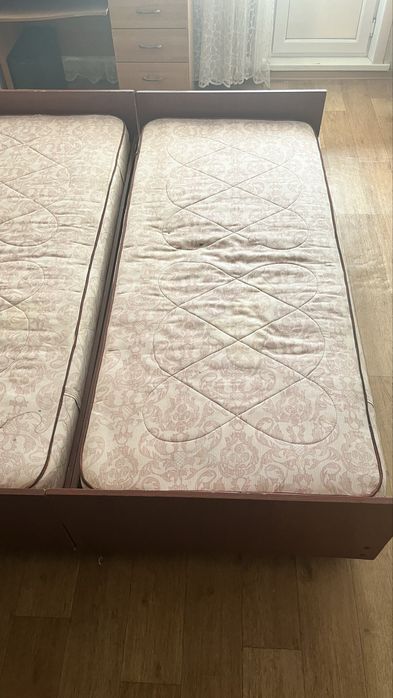 Продам 2 односпальные кровати с матрасами!