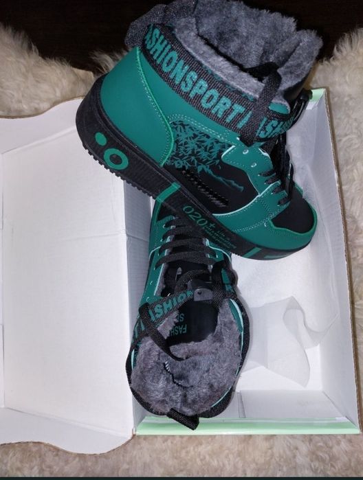 Vând adidași îmblănite noi în cutie