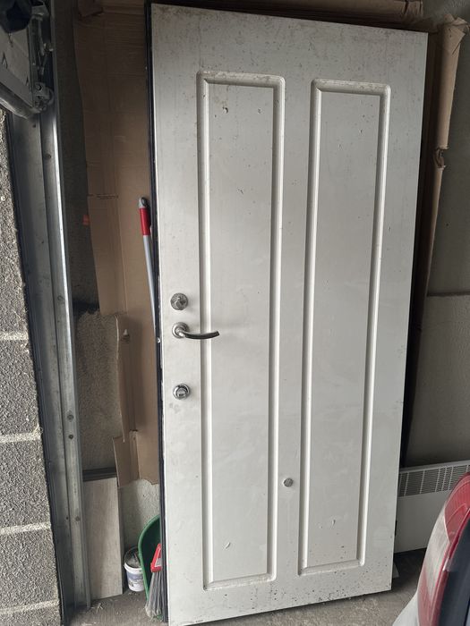 Дверь металлическая отдам вместе душевые двери изеркала двери шкафа
