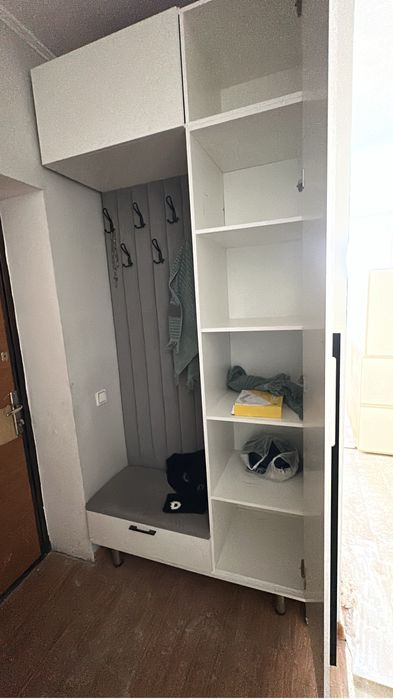 Продам прихожая и полки