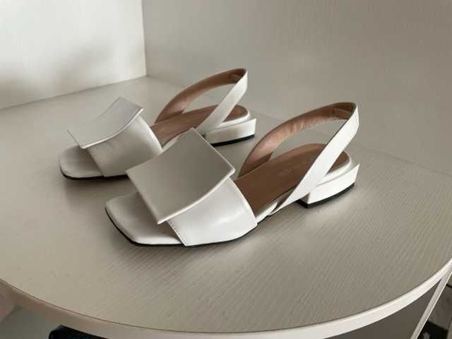 Продам босоножки кожаные   белые 37р