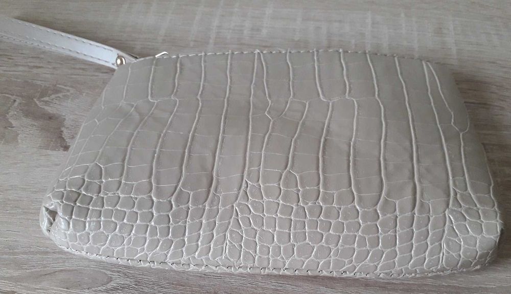 Нова малка бежова чанта