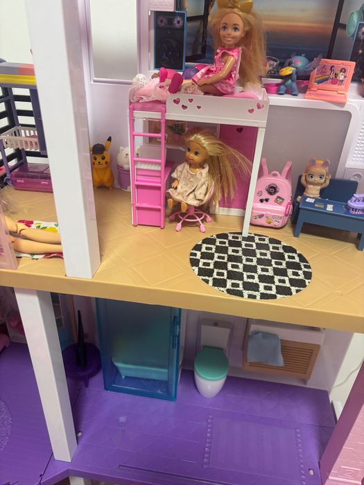 Căsuța BARBiE cu păpuși și accesorii