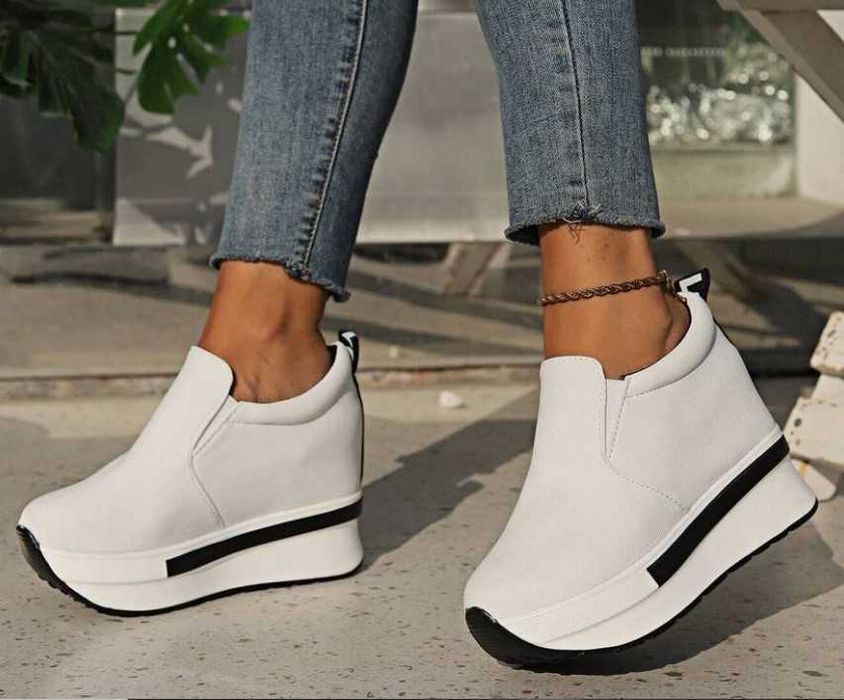 Леки пролетни бели маратонки на платформа