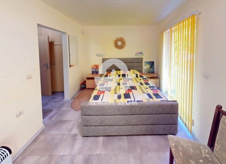 Просторна четириетажна къща с 8 спални във вилна зона „Зора"