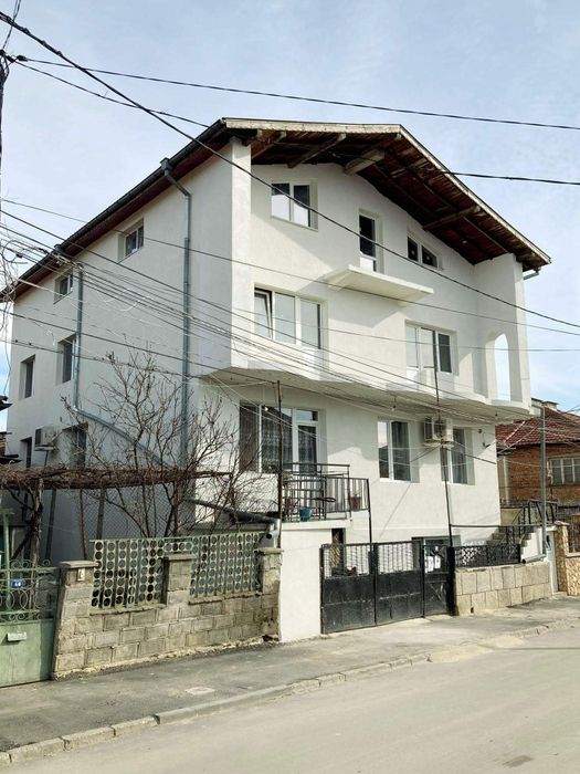 Продава се Къща в Добрич, Център - 495 кв.м за 433 €/кв.м - Снимка #1