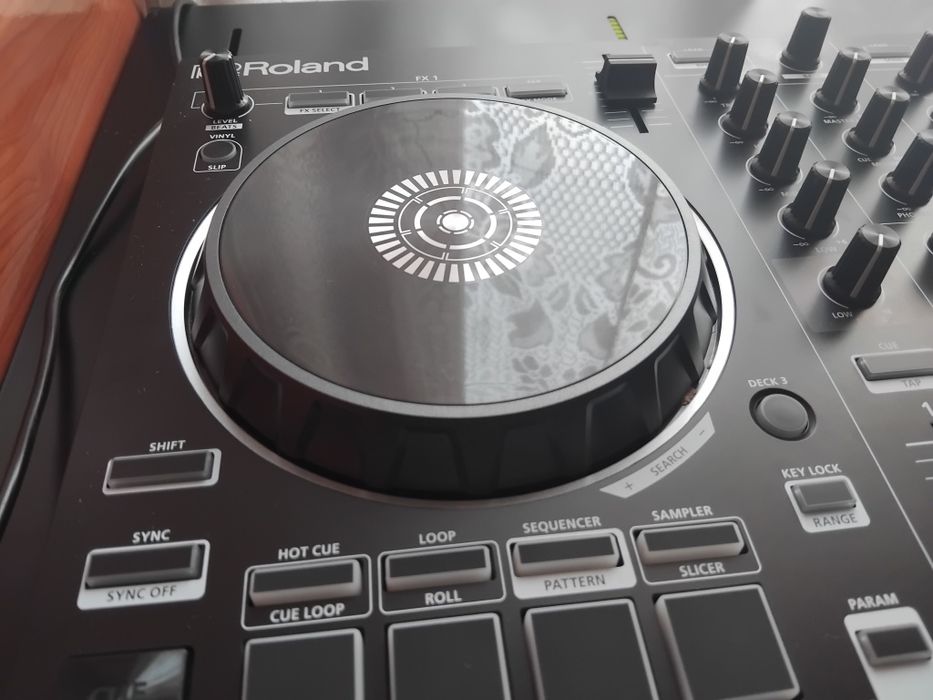 Se vinde consolă roland dj 202