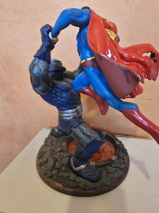 Статуя Superman vs Darkseid