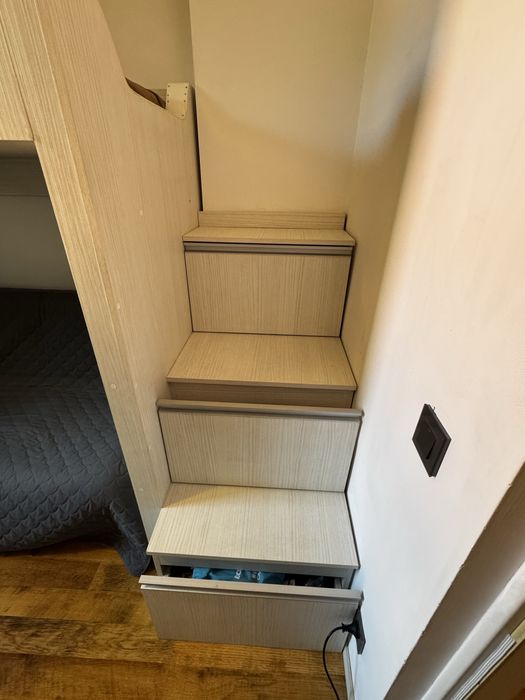 Pat supraetajat 90x200 cu scări-dulap, sertare, rafturi și ladă depozitare