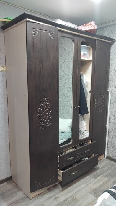 Шкаф для спальни, в придачу диван.