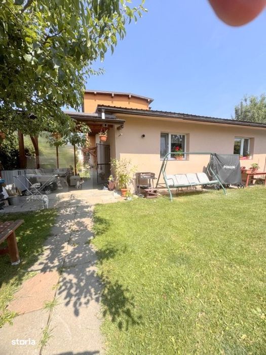 Cladire multifunctionala, pensiune plus casa,  parcari private