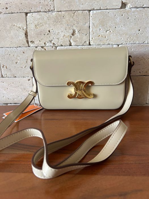 Чисто нова в два различни цвята