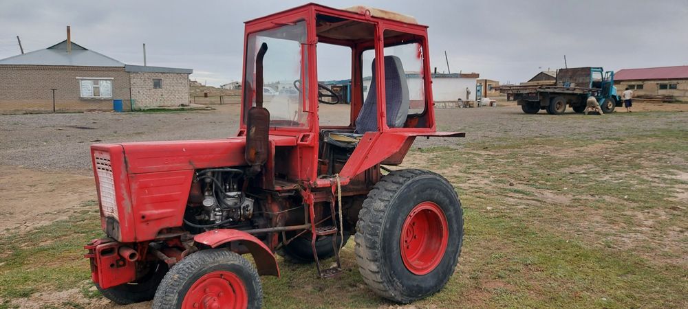 Трактор Т-25 красный