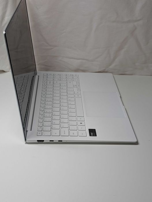 Laptop Samsung Galaxy Book 2 Pro special edition (950XGK) | Intel Ultra 7 | 16GB RAM DDR5 | 512GB SSD | Baterie 93 cicluri | Ecran OLED FHD