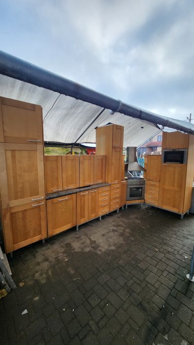 Mobilă bucătărie din lemn masiv cu electrocasnice Whirlpool