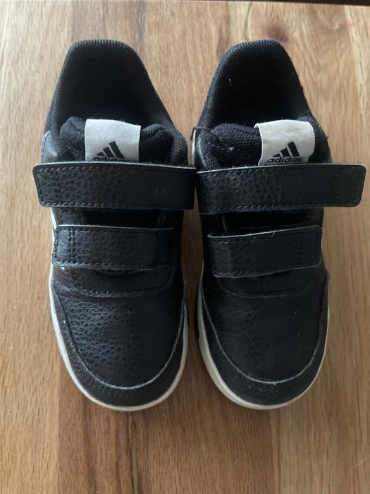 Adidași marca Adidas