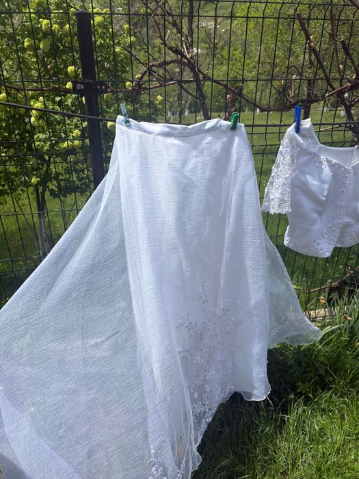 Rochie de mireasa doua piese, 1200 lei usor negociabil.