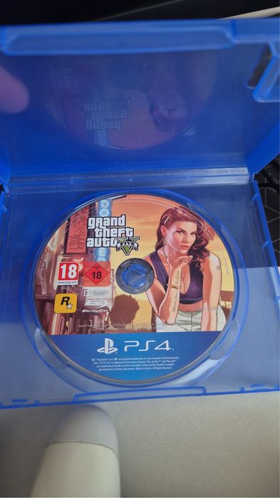Ps4 pro cu doua manete și șase jocuri + Fortnite instalat