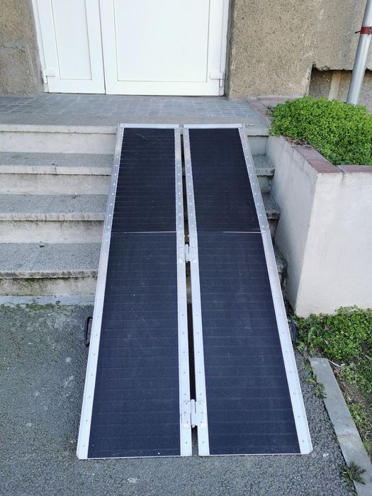 Vând Rampa 1. 80 m Lungime Mobila Pliabila Antiderapanta pt Masina sau