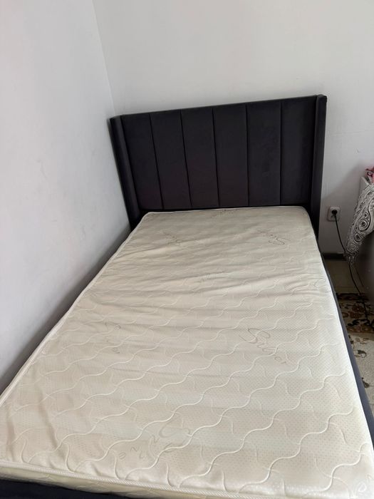 Продам кровать с матрацем