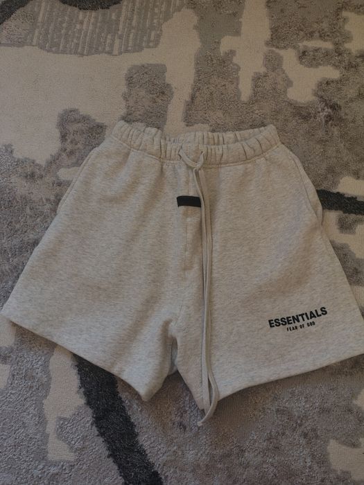 vând pantaloni essentials