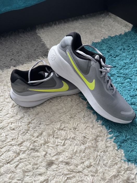 Vand NIKE Revolution 7