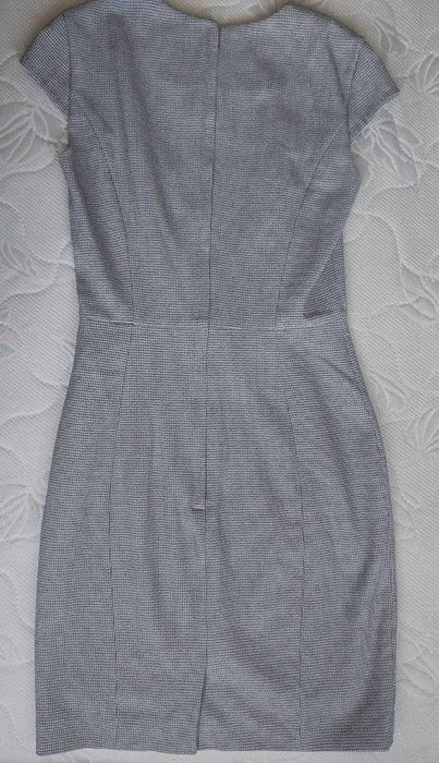 Платье узкое. Длина до колена