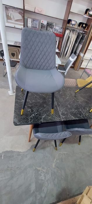 Трапезен стол в два цвята