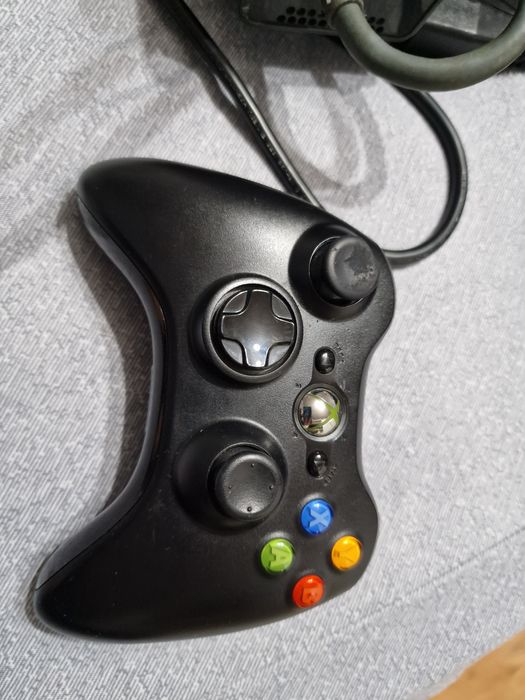 Xbox 360 cu maneta, 3 jocuri si camera