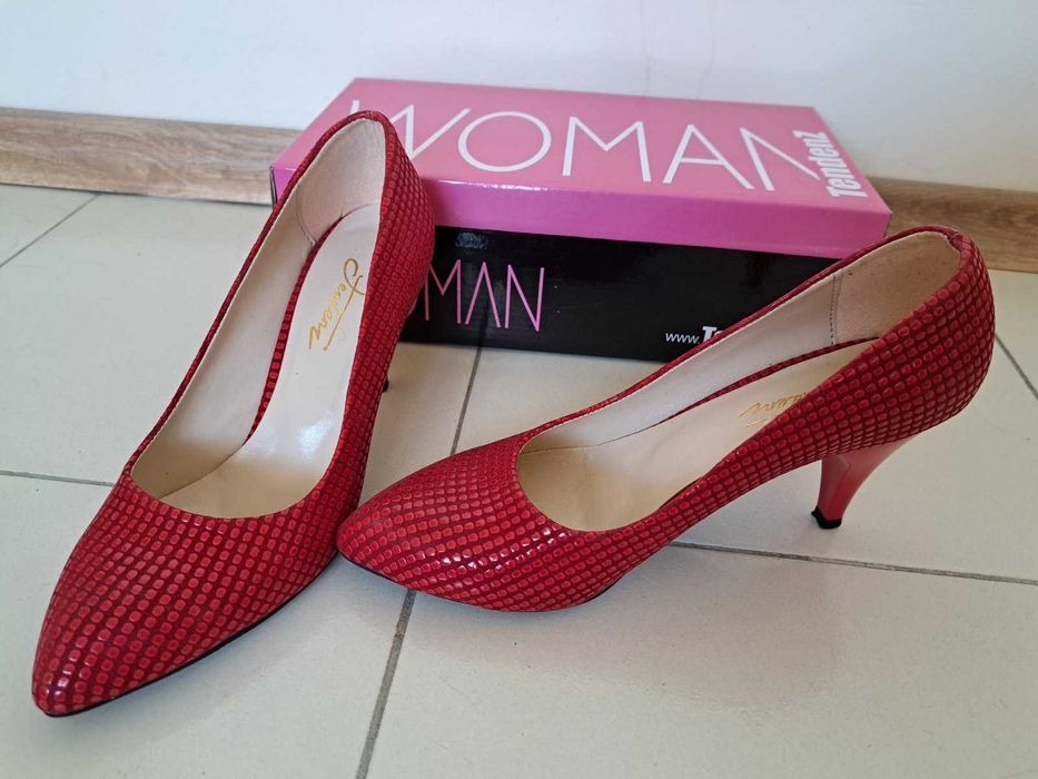 Дамски червени обувки с ток