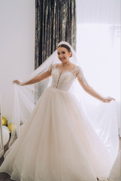 Vând rochie de mireasă, stil prințesă, in stare impecabilă , mãrimea S