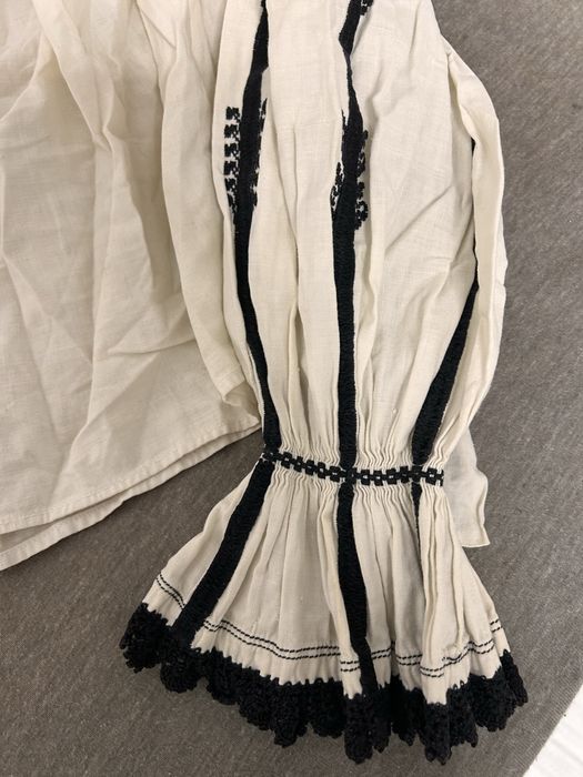 Ie veche cu broderie neagra cu o vechime de aproximativ 100 ani