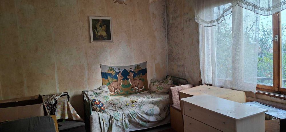 Продавам къща на 3 етажа. Къщата е 300 квадрата с двор който е около 300 квадрата. Къщата се намира в село Ковачите