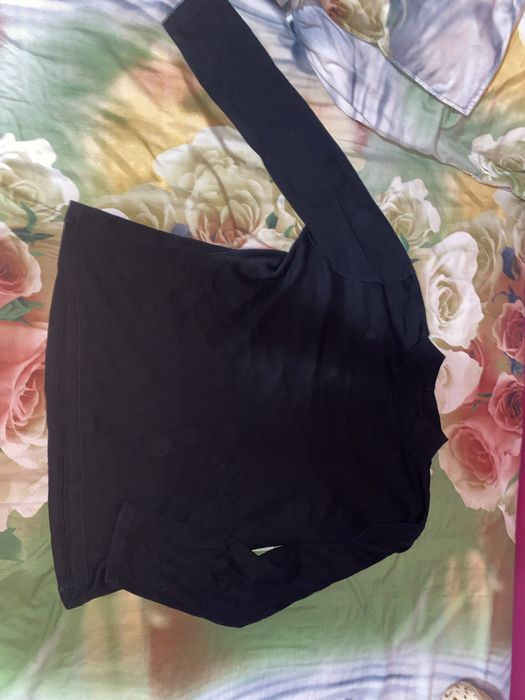 Bluză neagră, simplă, mărimea M (merge și L/XL)