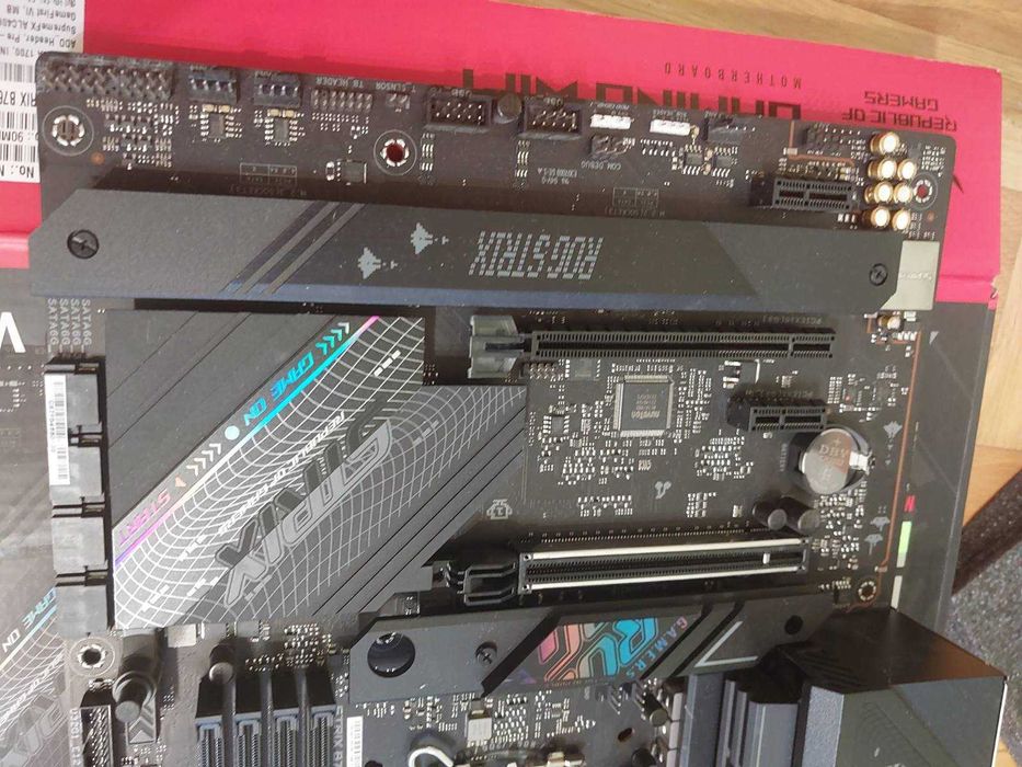 Intel Core i7 13700KF + Asus Rog Strix B760-F Gaming Wi-Fi DDR5