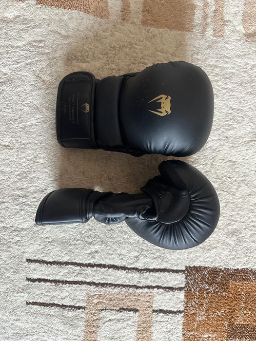 Продам перчатки Venum